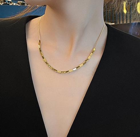 2024 new popular women's necklace light luxury niche gold titanium steel necklace couple high-end design clavicle chain