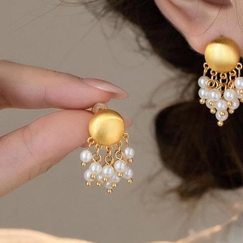 A niche pearl tassel earring with a high-end and elegant temperament for women. The earrings are perfect for summer and are a unique and beautiful ear accessory