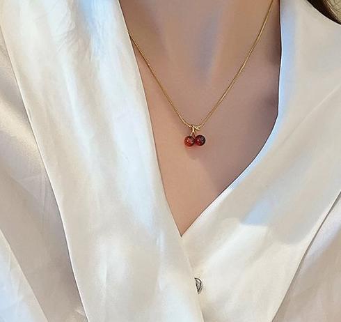 Advanced design cherry necklace for women 2024 new popular item, light luxury niche collarbone necklace, fine chain accessory