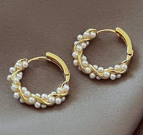 Advanced light luxury temperament circle pearl ear buckle for women 2024 new popular item, niche design sense, unique and beautiful earrings