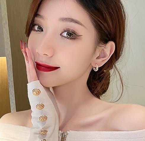 Advanced light luxury temperament circle pearl ear buckle for women 2024 new popular item, niche design sense, unique and beautiful earrings