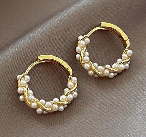 Advanced light luxury temperament circle pearl ear buckle for women 2024 new popular item, niche design sense, unique and beautiful earrings