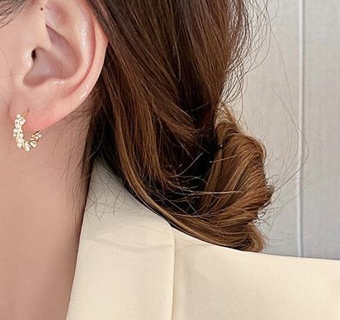 Advanced light luxury temperament circle pearl ear buckle for women 2024 new popular item, niche design sense, unique and beautiful earrings