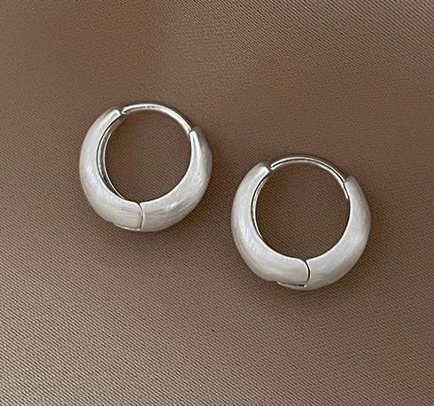 Brushed frosted ring earrings with earrings for women, simple and versatile for daily use. Ins cool and stylish earrings with earrings and earrings