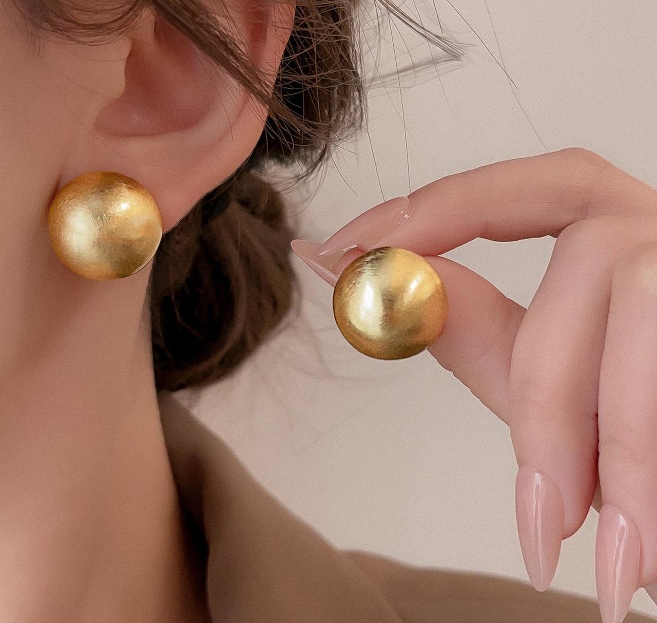 Brushed round earrings with gold matte high-end feel, female 2024 new popular style, light luxury temperament, niche earrings