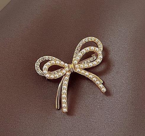 Butterfly knot pearl brooch, high-end women's style, niche design, anti glare chest flower, fixed clothes, pin accessories, trendy