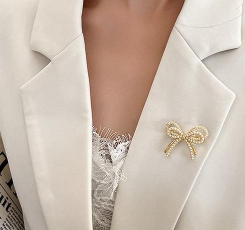 Butterfly knot pearl brooch, high-end women's style, niche design, anti glare chest flower, fixed clothes, pin accessories, trendy