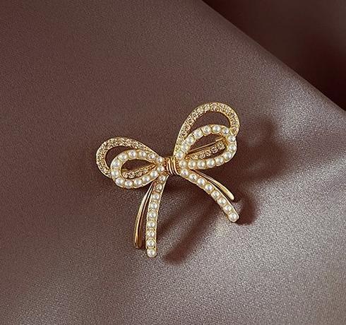 Butterfly knot pearl brooch, high-end women's style, niche design, anti glare chest flower, fixed clothes, pin accessories, trendy