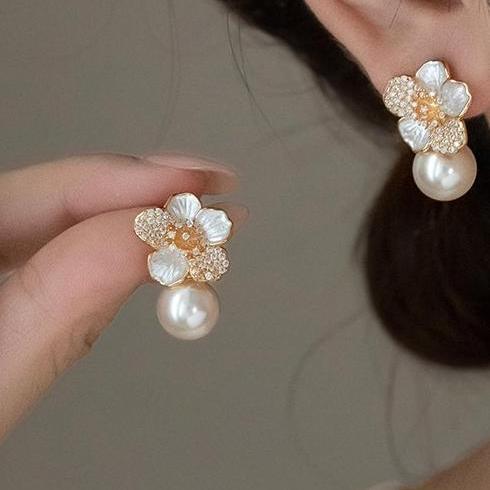 Camellia flower pearl earrings are unique earrings suitable for women in summer, with a light luxury temperament and a high-end feel. Zircon earrings pendant