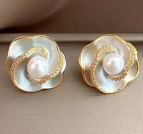 Camellia pearl earrings for women, light luxury and high-end feel, enamel drip glazed earrings, fresh green, exquisite and elegant ear accessories