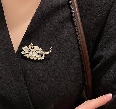 Cat's Eye Stone Wheat Ear High end Brooch for Women, Instagram Trendy, Internet Red, Anti glare Buckle, Personalized Pin, Fixed Clothing, Accessories