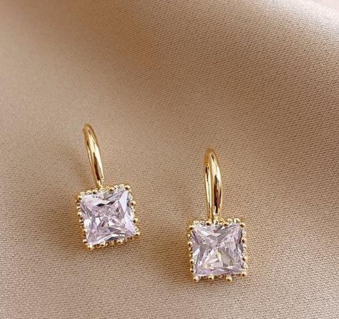 Compact and exquisite square earrings for women with a niche design, high-end and luxurious temperament. Earrings, 2024 new trendy earrings