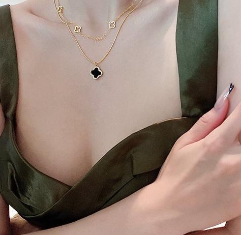 Double layered necklace women's titanium steel temperament versatile collarbone chain light luxury niche 2024 new explosive high-end accessories