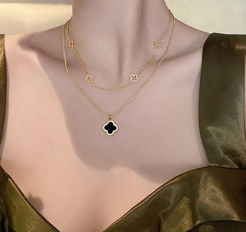 Double layered necklace women's titanium steel temperament versatile collarbone chain light luxury niche 2024 new explosive high-end accessories