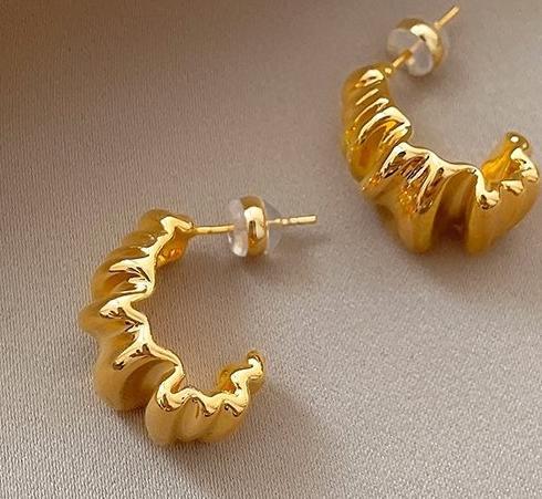 European and American twisted and wrinkled croissant earrings for women, unique design, high-end earrings, exaggerated personality, and unique earrings