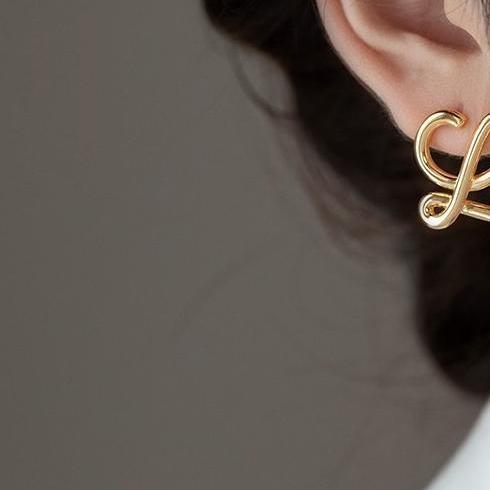 Exaggerated and unique gold geometric earrings for women, with a high-end design and French style light luxury irregular earrings