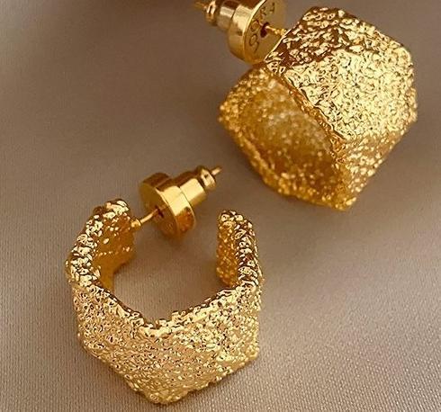 Exaggerated unique design, personalized C-ring earrings, women's new Chinese retro socialite temperament, fashionable new style, explosive earrings