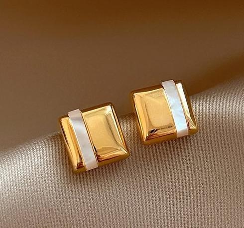 Exquisite and compact natural mother of pearl metal earrings for women 2024 new popular earrings, light luxury and high-end temperament earrings