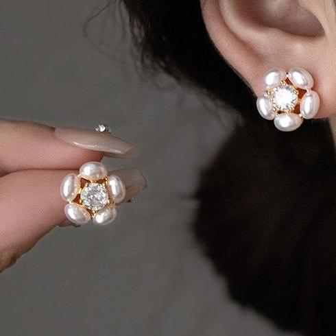 Exquisite and elegant rice grain pearl zircon flower earrings, women's light luxury temperament, high-end feeling earrings, simple and fashionable earrings