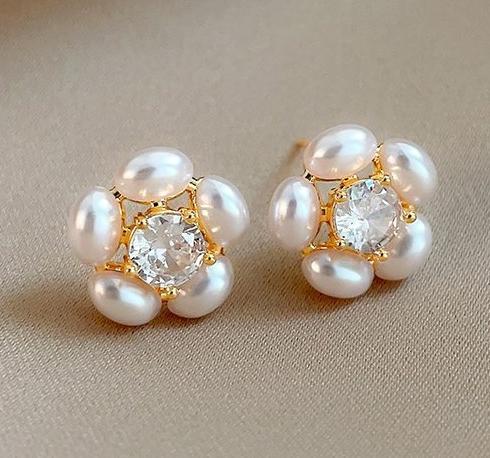 Exquisite and elegant rice grain pearl zircon flower earrings, women's light luxury temperament, high-end feeling earrings, simple and fashionable earrings