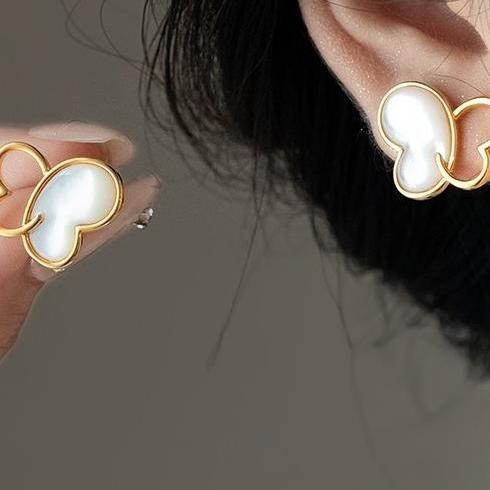 Exquisite and elegant semi hollow butterfly earrings for women in summer, simple and high-end, versatile earrings, fashionable and elegant ear accessories