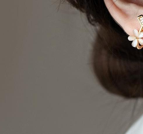 Exquisite and high-end cat eye stone daisy rhinestone earrings for women with a light luxury temperament, niche design earrings, forest style earrings