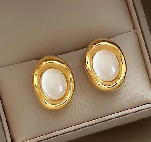 Exquisite and minimalist design with oval cat eye stone earrings for women's summer fashion, light luxury earrings, 2024 new popular earrings