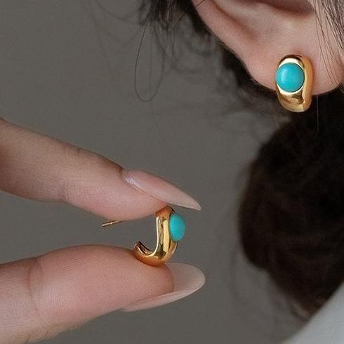 Exquisite and simple natural turquoise earrings for women, light luxury, fashionable temperament, socialite style, unique and versatile silver stud post earrings