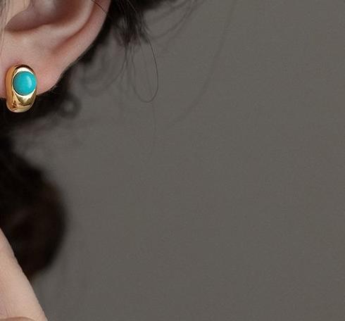 Exquisite and simple natural turquoise earrings for women, light luxury, fashionable temperament, socialite style, unique and versatile silver stud post earrings