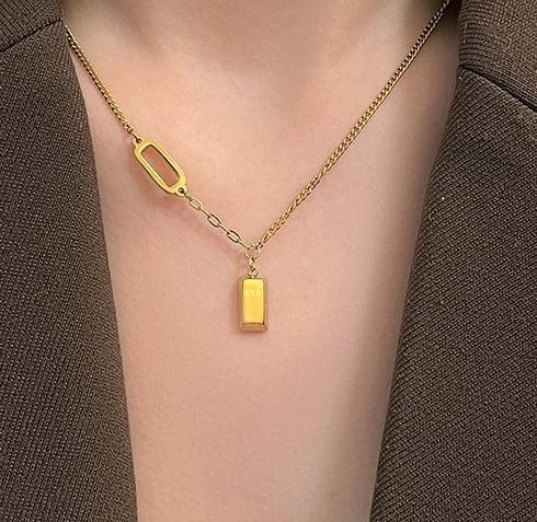 Fashionable small gold brick pendant necklace for women 2024 new popular item, light luxury niche titanium steel color not fading collarbone neck chain