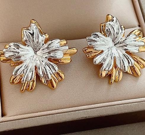 Fire Tree Silver Flower Flower Earrings, niche design, two-piece metal earrings, unique high-end feeling, irregular earrings for women