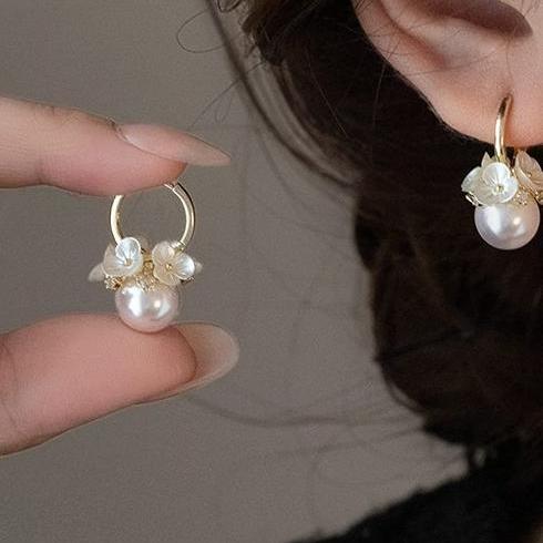 Forest style super fairy flower pearl earrings, ear buckles, female niche design, light luxury earrings, high-end feeling, retro temperament earrings