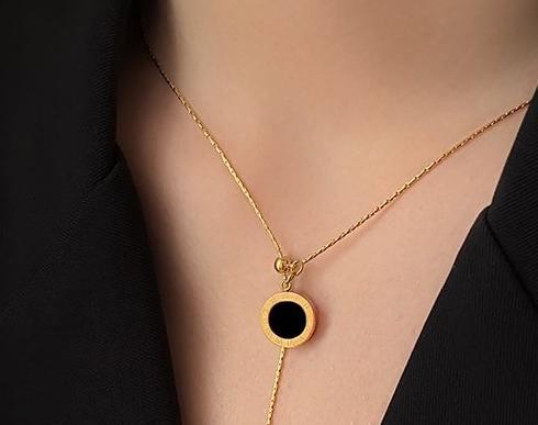 French elegant black double-sided titanium steel necklace, women's light luxury design, high-end feel, pull-out collarbone chain, temperament, neck chain