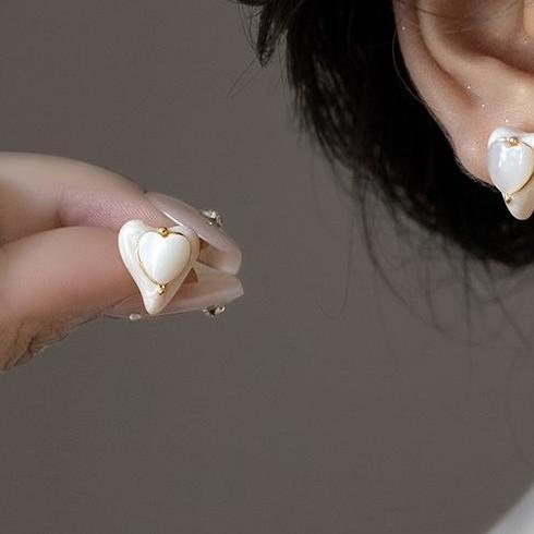 French elegant cream white drop glazed heart-shaped earrings for women, simple temperament, fashionable earrings, light luxury and high-end ear accessories