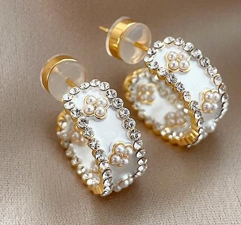 French elegant four leaf flower pearl earrings with exquisite micro inlaid zircon earrings, light luxury temperament, unique high-end earrings for women