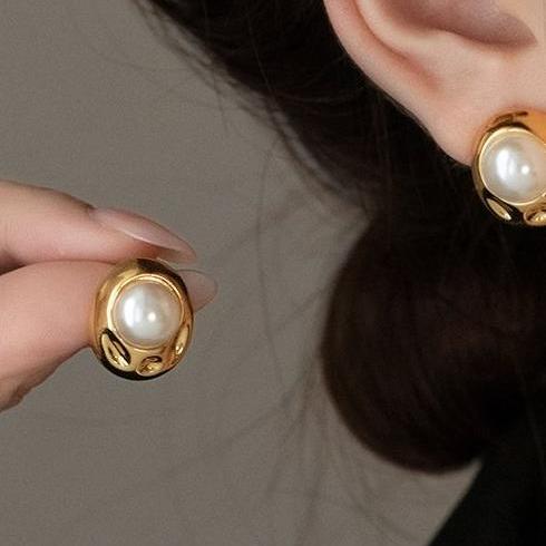 French elegant pearl earrings for women, simple yet sophisticated, irregular metal earrings, retro and unique temperament earrings