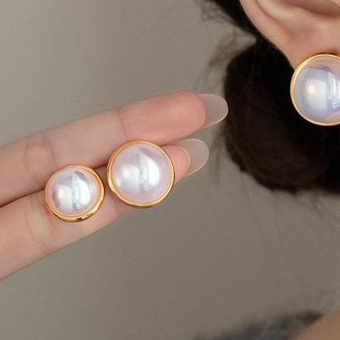 French elegant socialite style temperament, semi circle high brightness pearl earrings, light luxury fashion, high-end feeling, exquisite retro earrings