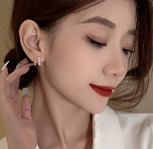 French geometric pearl earrings for women 2024 new trendy, light luxury temperament, high-end earrings, niche design earrings