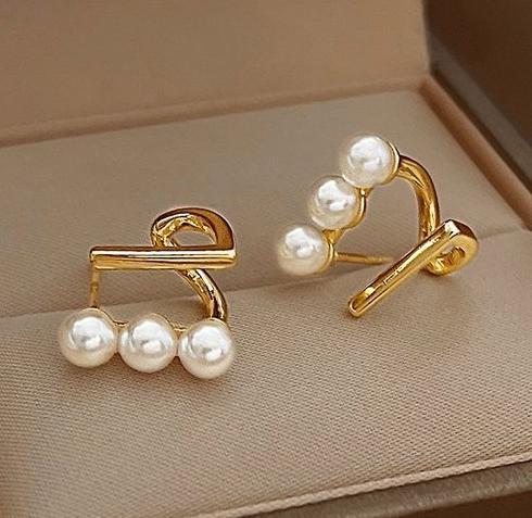 French geometric pearl earrings for women 2024 new trendy, light luxury temperament, high-end earrings, niche design earrings