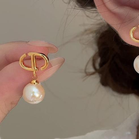 French high-end CD letter pearl earrings, women's summer light luxury temperament, socialite earrings, niche design, fashionable earrings