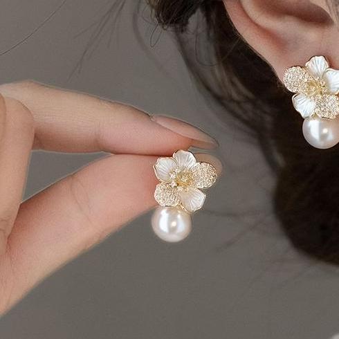 French luxury camellia flower earrings for women 2024 new high-end pearl earrings elegant and atmospheric zircon earrings