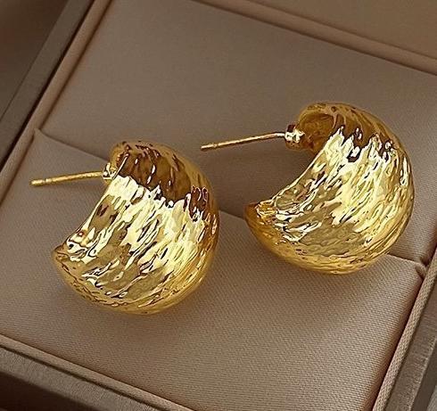 French metal unique exaggerated earrings, women's gold new popular style, summer socialite style, fashionable and beautiful earrings