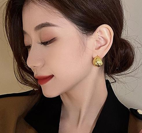 French metal unique exaggerated earrings, women's gold new popular style, summer socialite style, fashionable and beautiful earrings