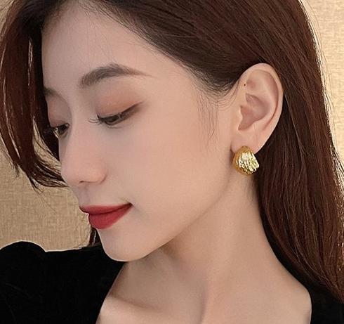 French metal unique exaggerated earrings, women's gold new popular style, summer socialite style, fashionable and beautiful earrings