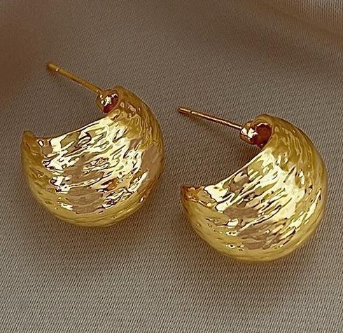 French metal unique exaggerated earrings, women's gold new popular style, summer socialite style, fashionable and beautiful earrings