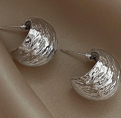 French metal unique exaggerated earrings, women's gold new popular style, summer socialite style, fashionable and beautiful earrings