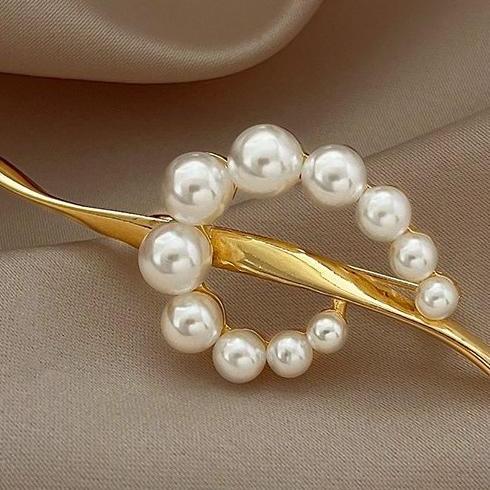 French pearl brooch, feminine design sense, chest flower, 2024 new trend, high-end exquisite suit, brooch accessory