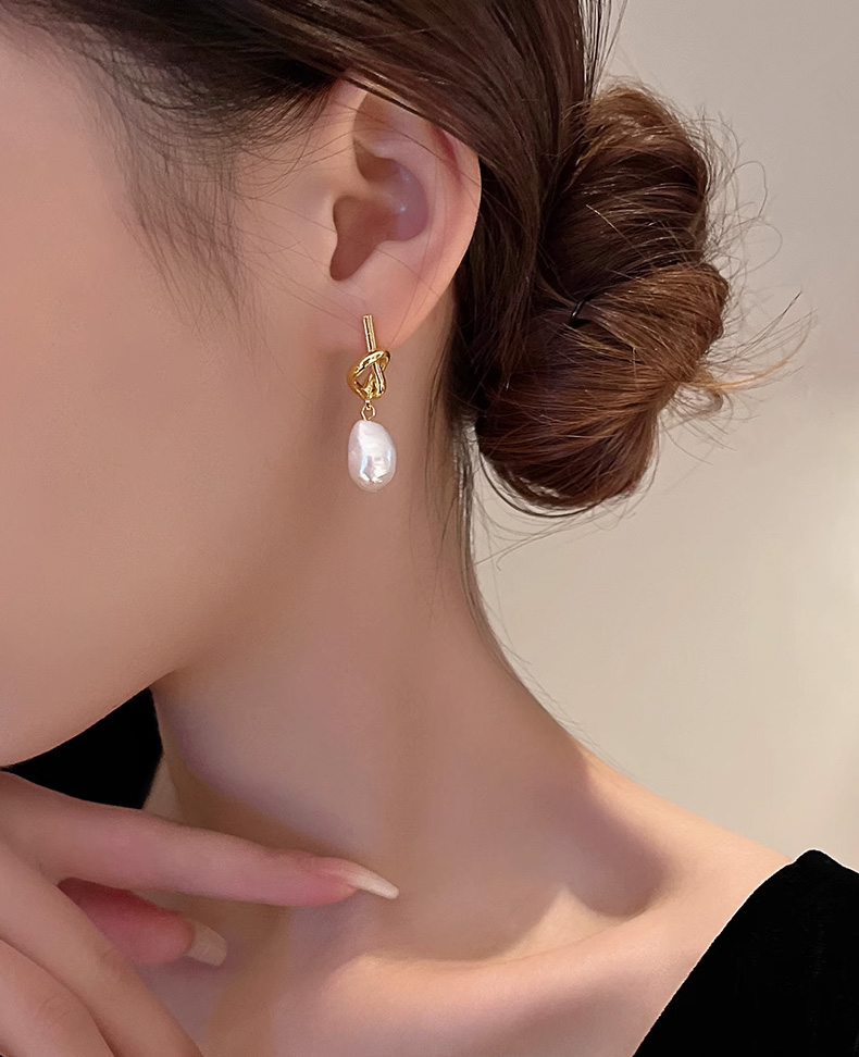 French retro Baroque natural pearl earrings with women's unique design, high-end light luxury Chinese temperament, knot earrings