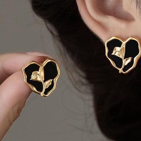 French retro design, rose heart earrings, women's niche high-end earrings, internet famous and popular small fragrance earrings