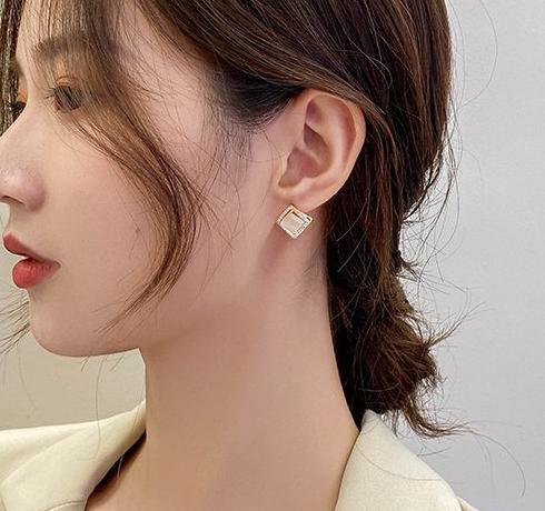 Geometric diamond zircon earrings for women 2024 new popular style, simple and compact temperament, socialite style, fashionable silver stud post earrings